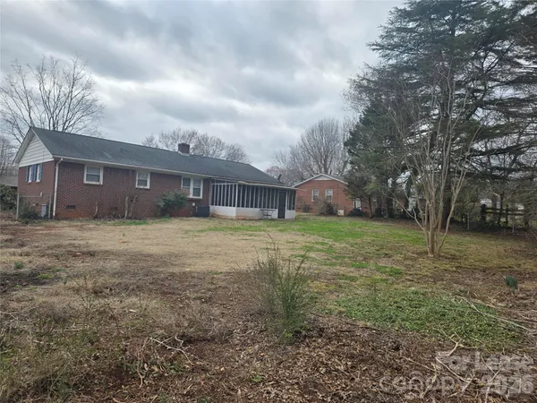 a view of a house with a yard