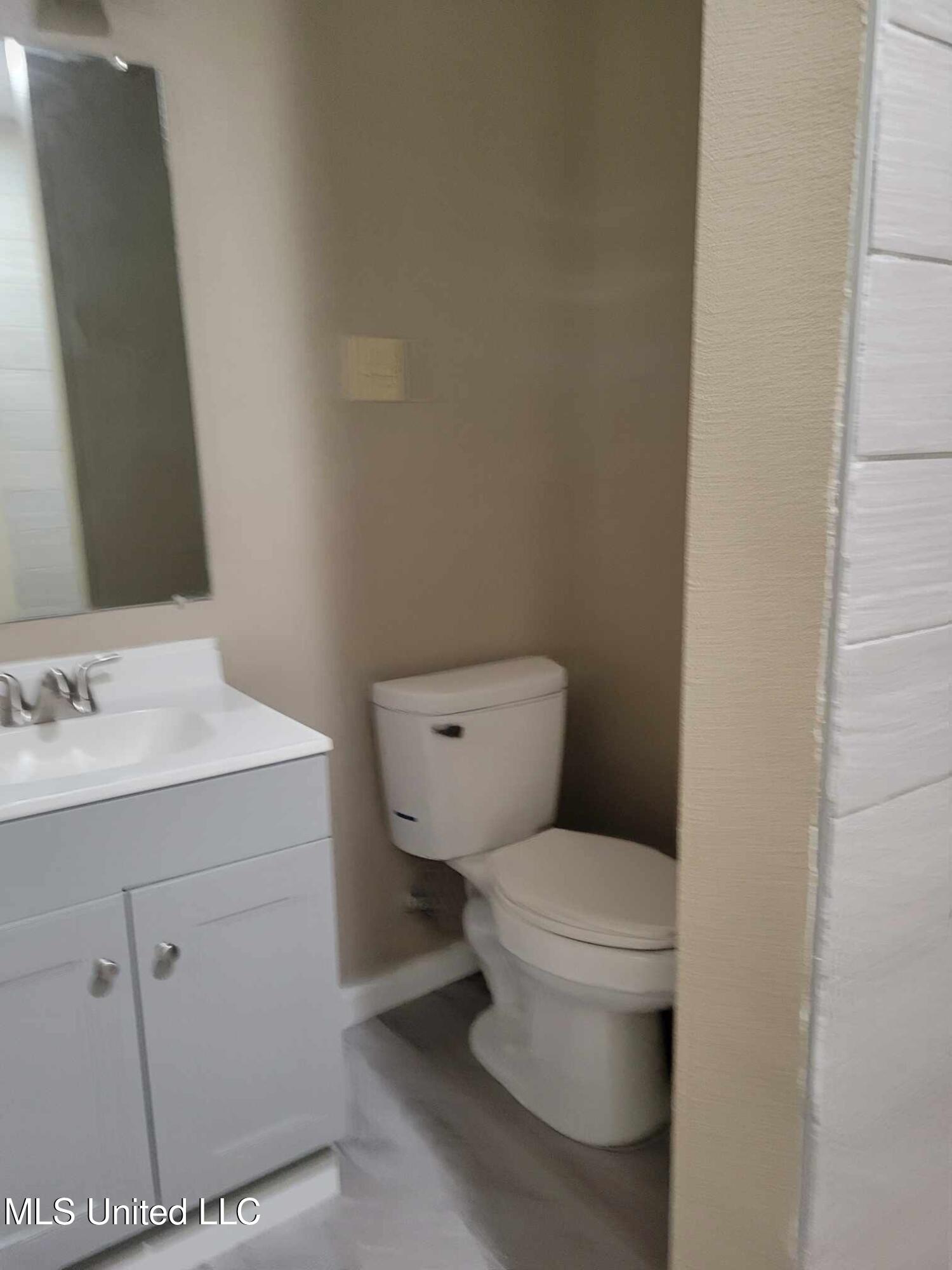 6208 Washington Avenue Ocean Springs, MS 39564 - Photo 8 of 12 444776642_998088004999748_50959692527102