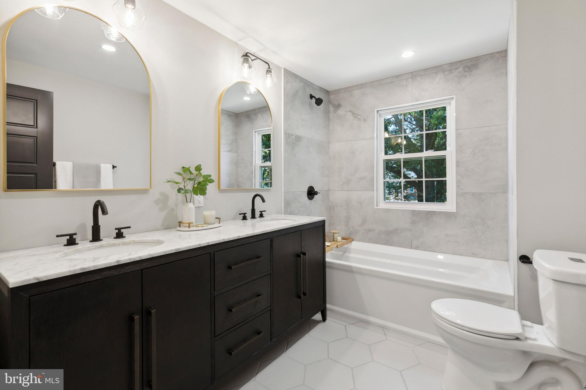 1110 West Valley Road Wayne, PA 19087 - Photo 31 of 55 Shared Hall Bathroom