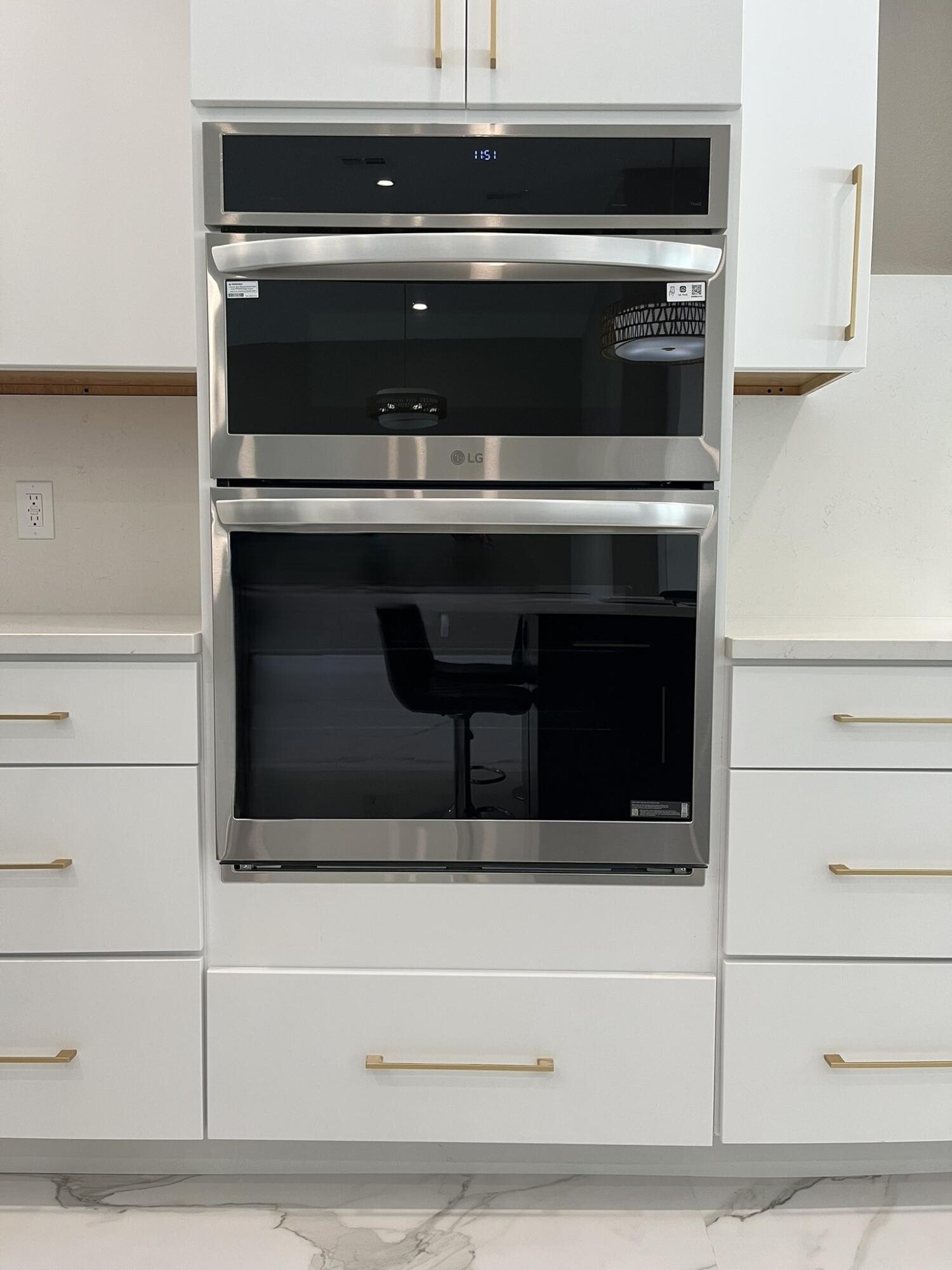 32 Bonefish Avenue Key Largo, FL 33037 - Photo 17 of 34 a stove top oven sitting inside of a kitchen