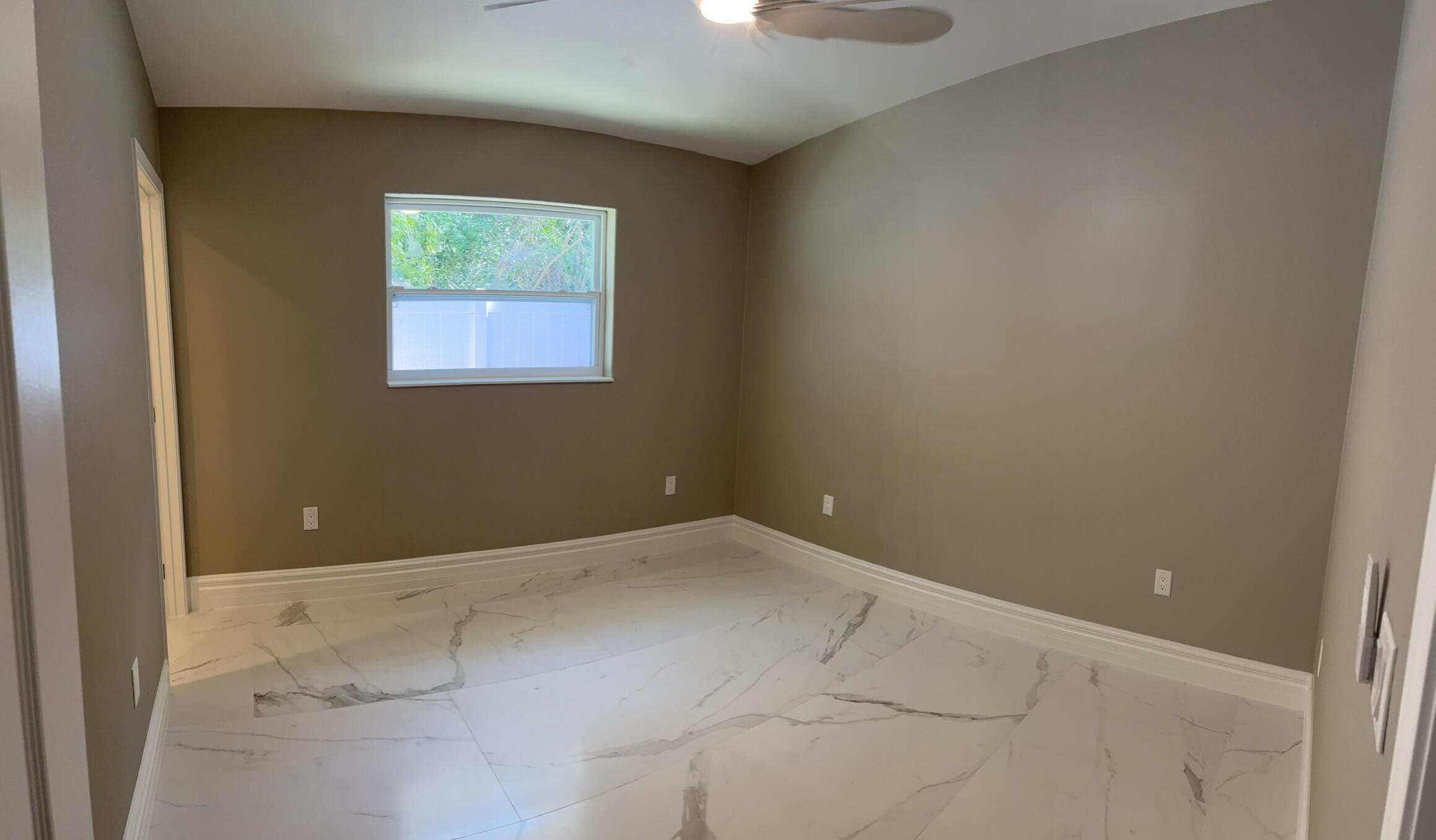 32 Bonefish Avenue Key Largo, FL 33037 - Photo 24 of 34 an empty room with windows