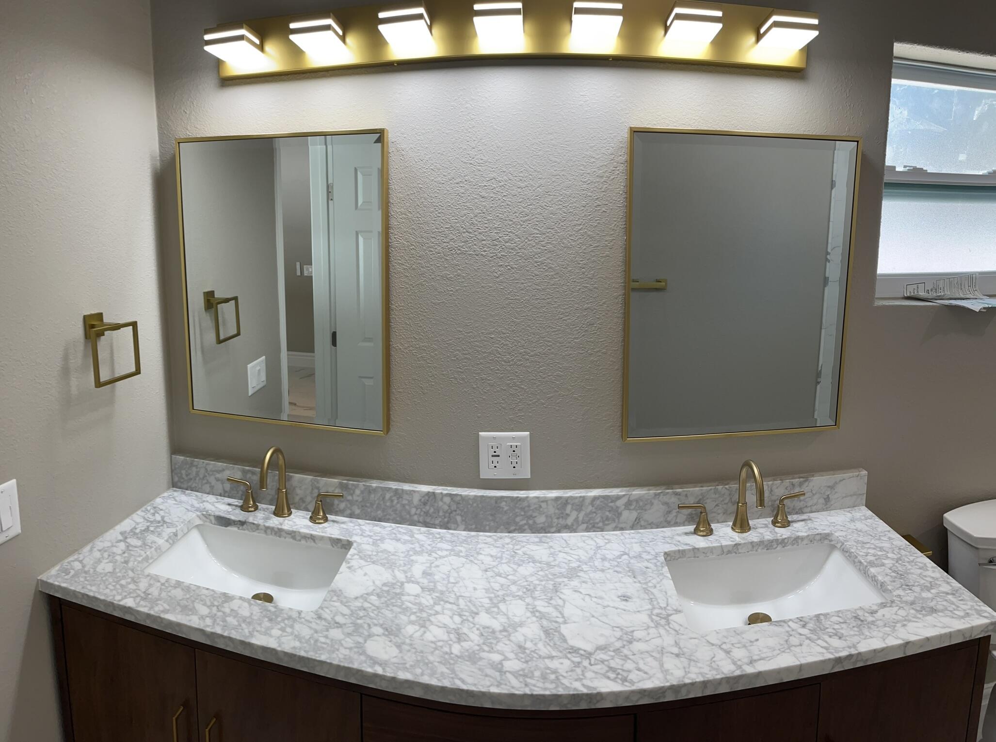 32 Bonefish Avenue Key Largo, FL 33037 - Photo 31 of 34 a bathroom with a granite countertop sink and a mirror
