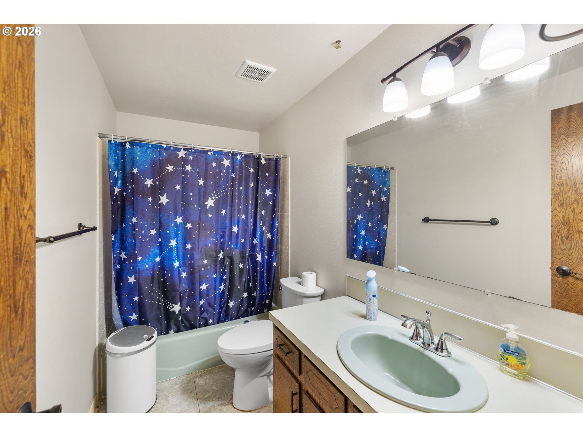 18489 South Ferguson Road Oregon City, OR 97045 - Photo 18 of 39 a bathroom with a toilet sink vanity granite and shower
