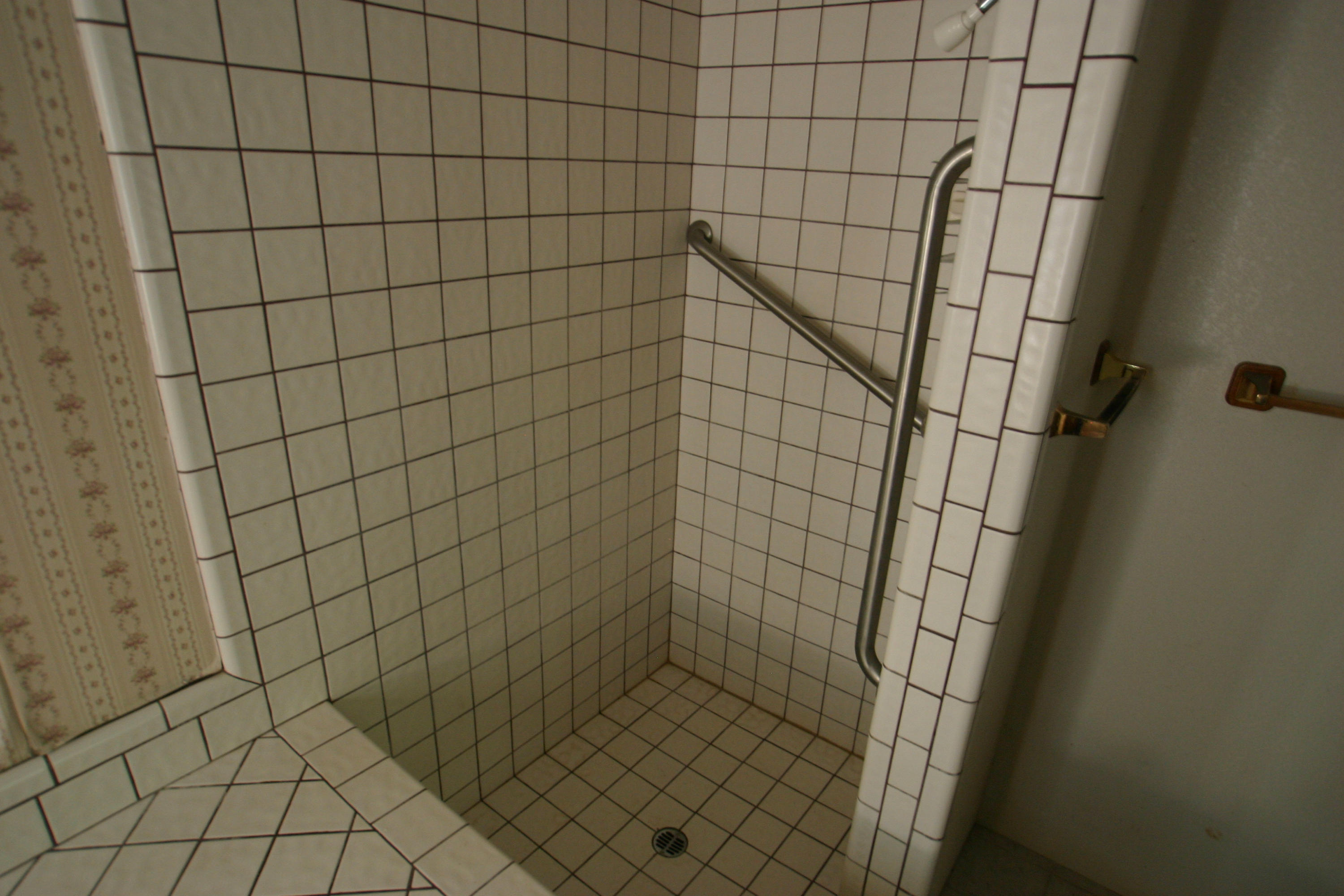 8470 Ranchette Drive Redding, CA 96001 - Photo 11 of 26 Mster Bath shower