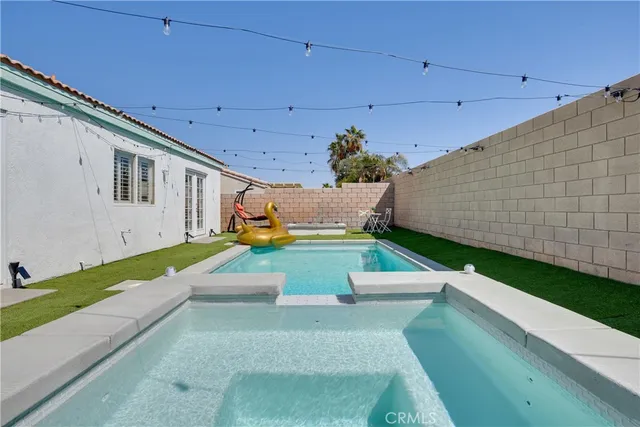 a view of yard with seating area