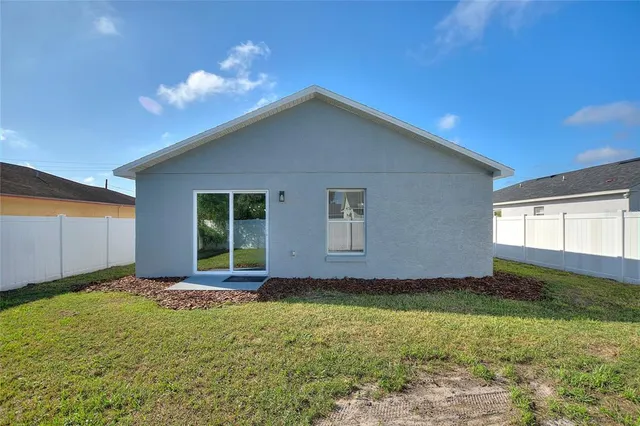 a view of an house with backyard