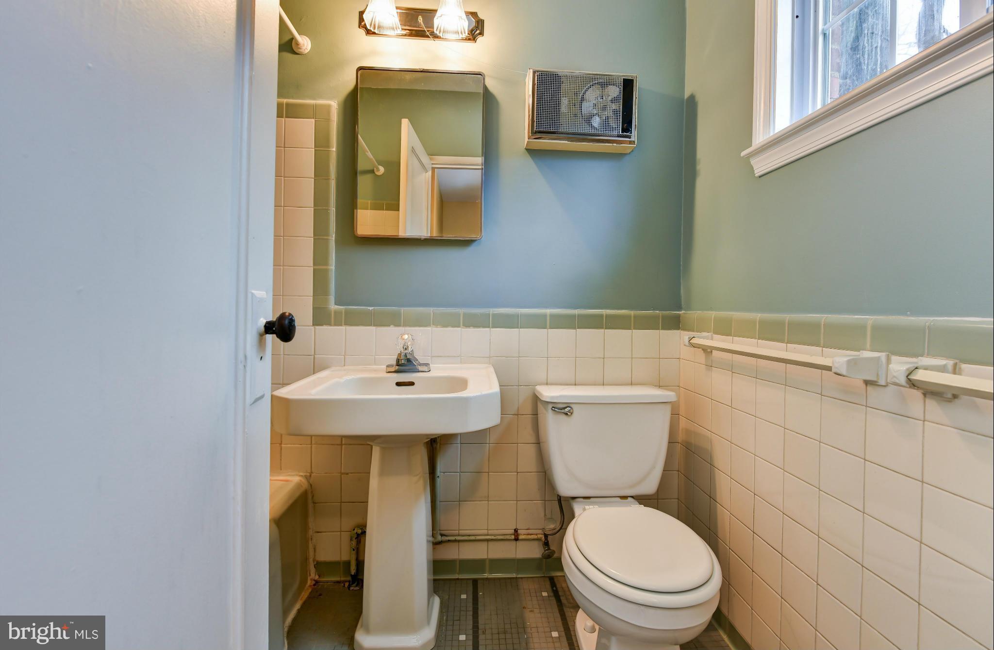 3538 Gunston Road Alexandria, VA 22302 - Photo 19 of 30 a bathroom with a toilet a sink and mirror