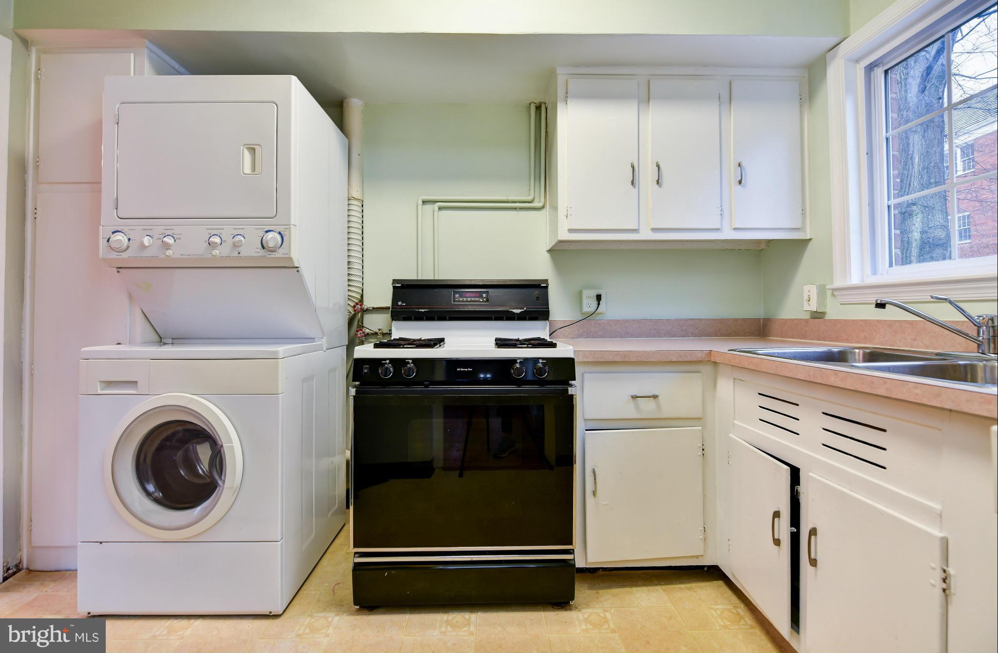 3538 Gunston Road Alexandria, VA 22302 - Photo 10 of 30 a utility room with sink dryer and washer