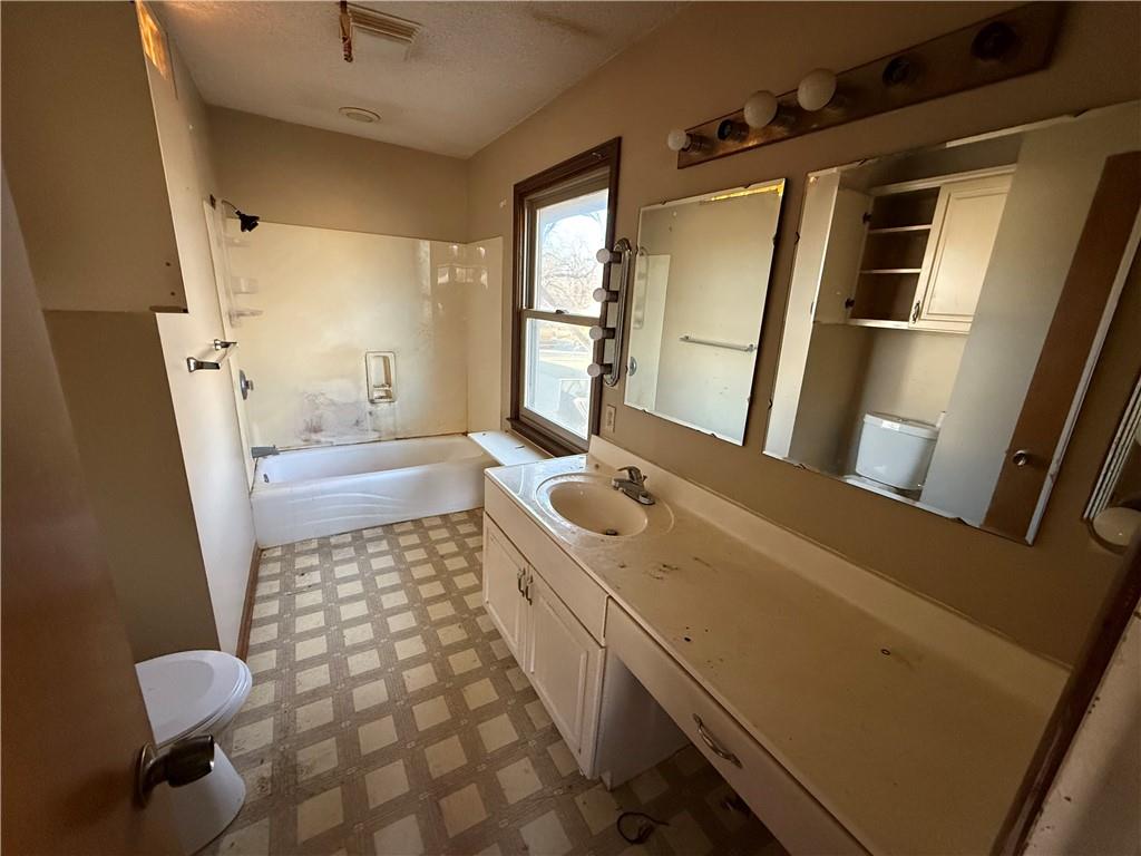 4337 Southwest 30th Street Topeka, KS 66614 - Photo 15 of 29