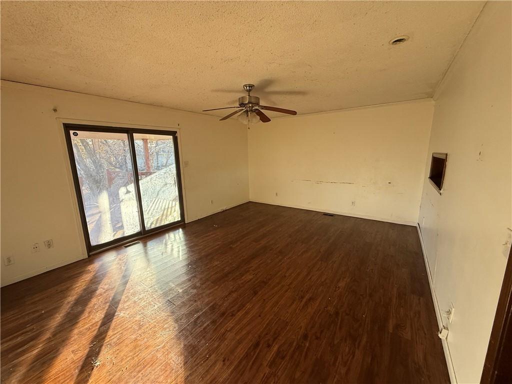 4337 Southwest 30th Street Topeka, KS 66614 - Photo 3 of 29