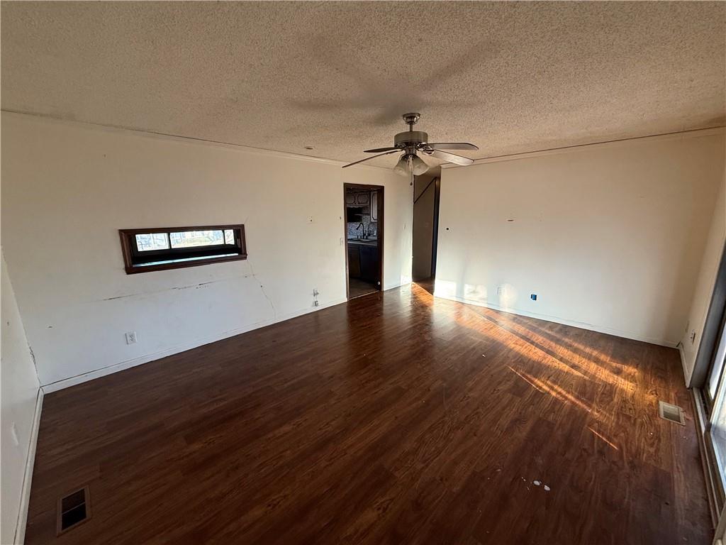 4337 Southwest 30th Street Topeka, KS 66614 - Photo 4 of 29