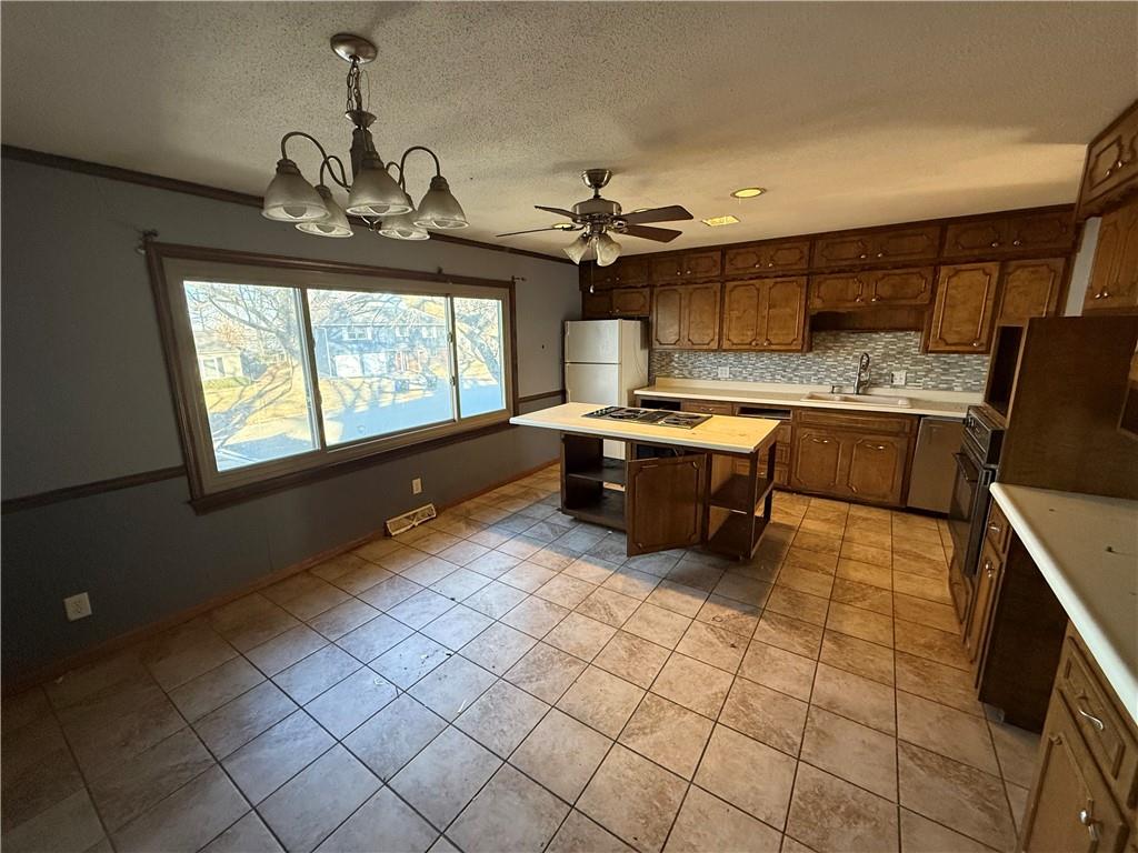 4337 Southwest 30th Street Topeka, KS 66614 - Photo 7 of 29