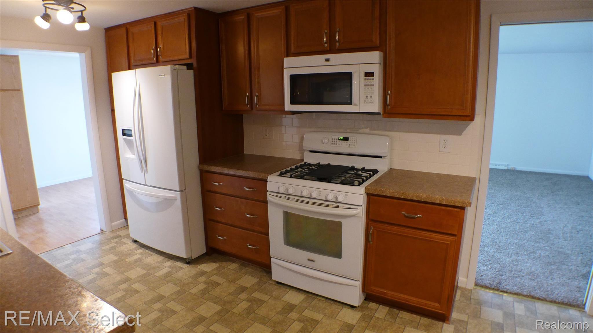 2290 North Center Road Burton, MI 48509 - Photo 7 of 17 P1060286.JPG