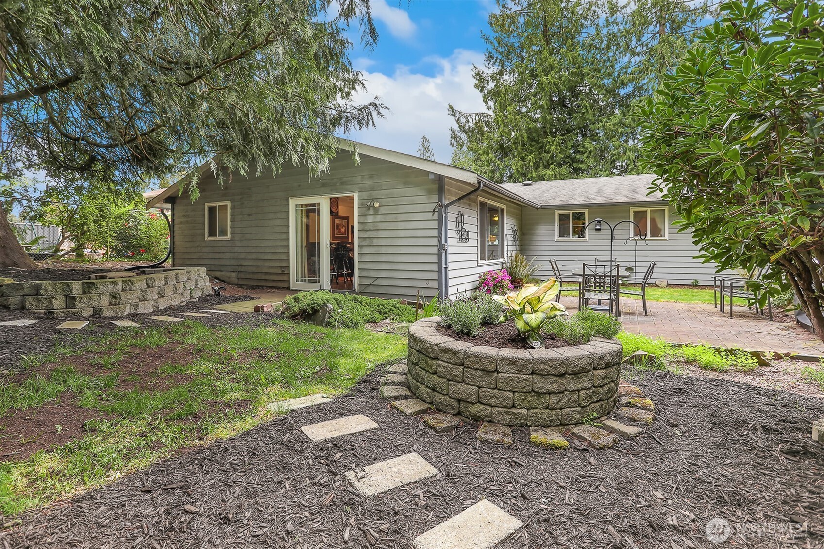 11120 3rd Place Southeast Everett, WA 98208 - Photo 33 of 35 a front view of house with a garden