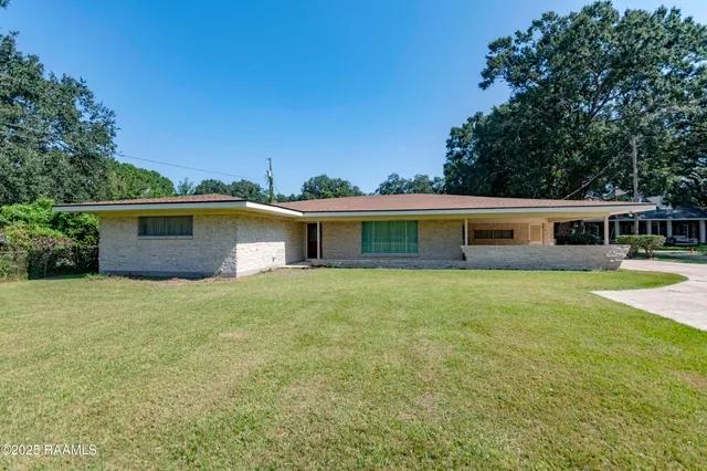 $290,000 | 905 Loreauville Road, New Iberia, LA 70563