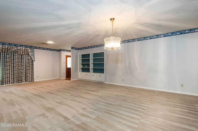 $290,000 | 905 Loreauville Road, New Iberia, LA 70563