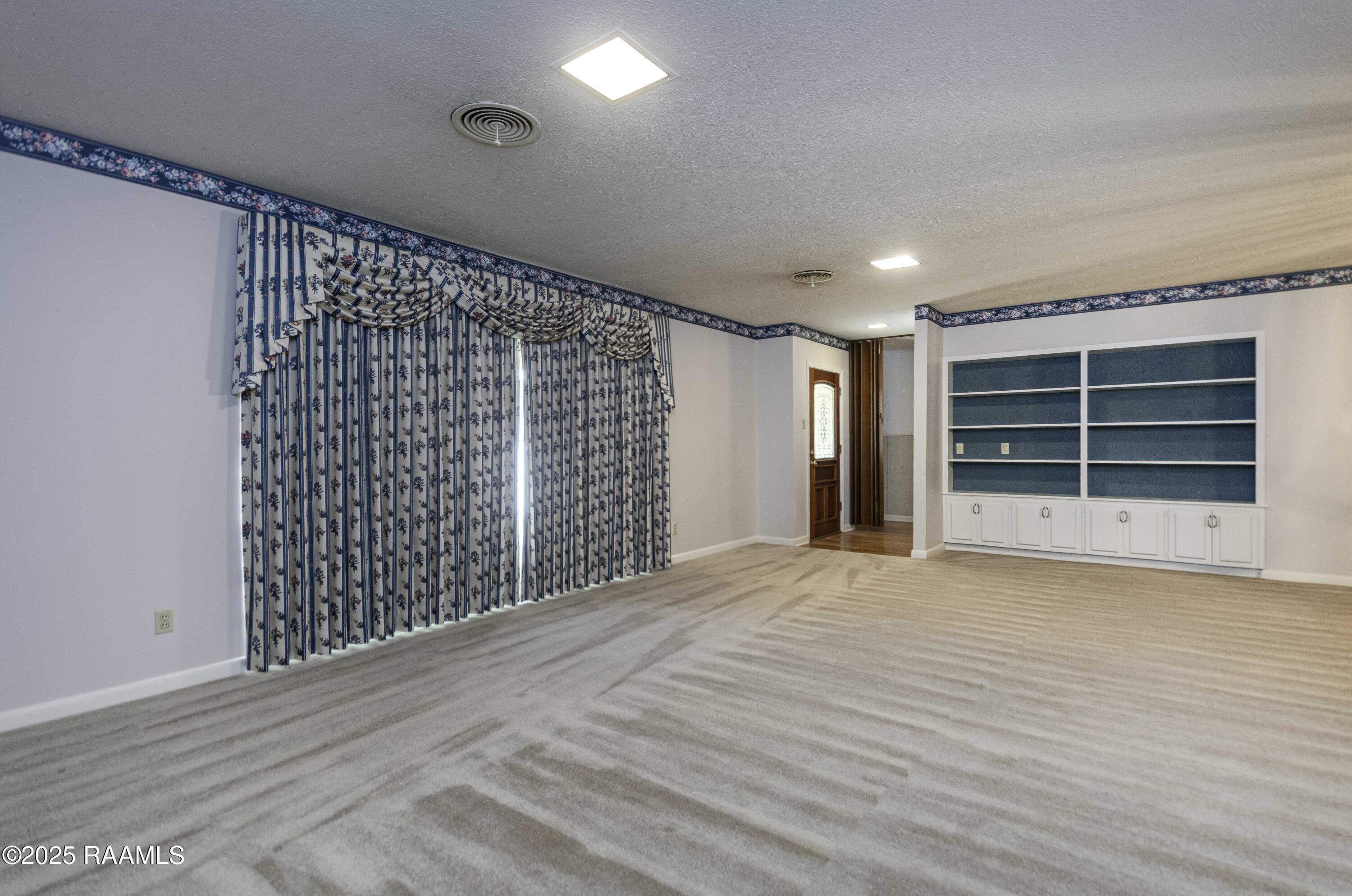 905 Loreauville Road New Iberia, LA 70563 - Photo 15 of 50 Living Room 1