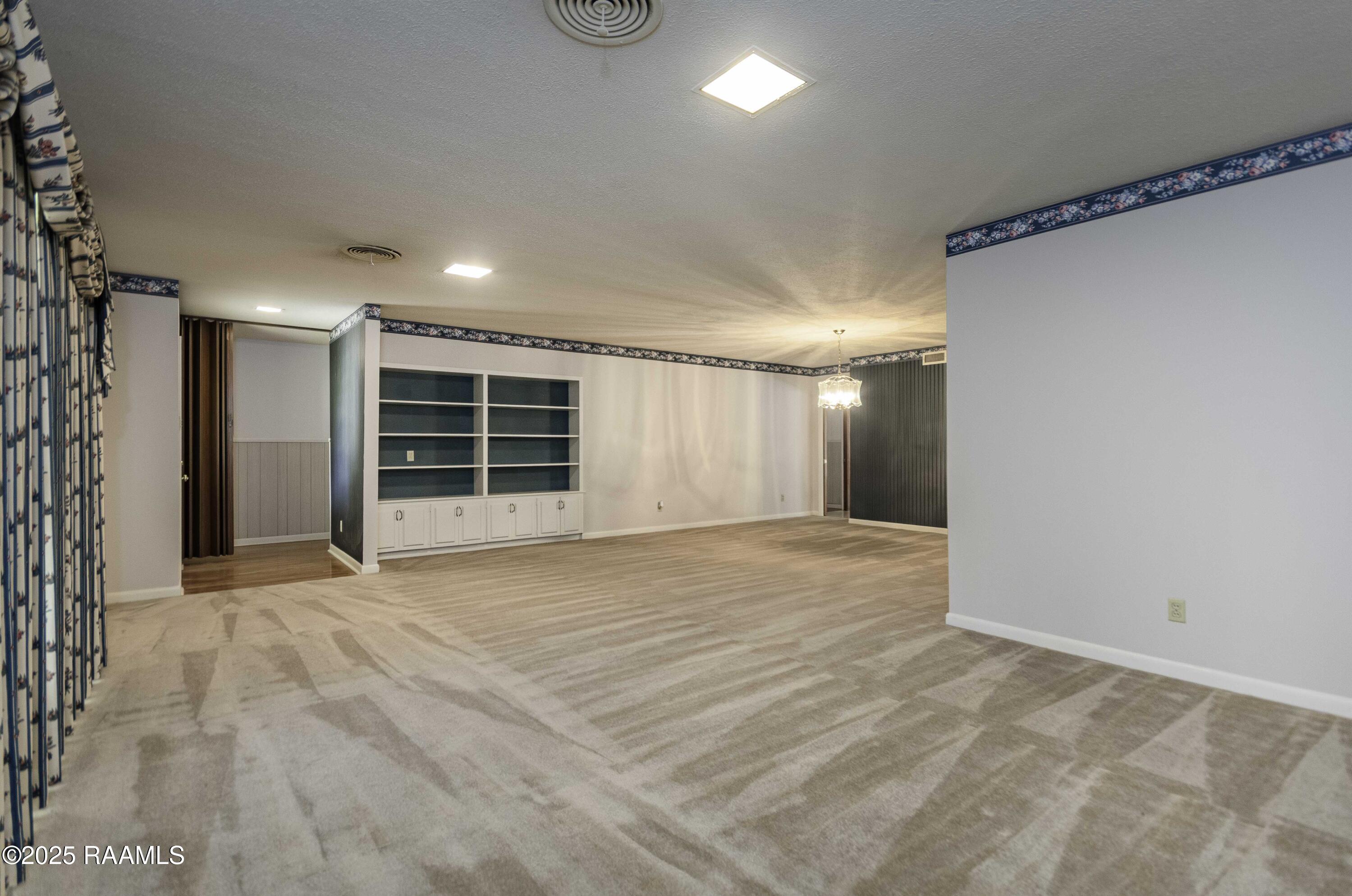 905 Loreauville Road New Iberia, LA 70563 - Photo 16 of 50 Living Room 2