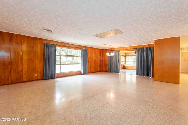 $290,000 | 905 Loreauville Road, New Iberia, LA 70563