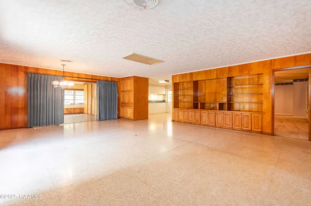 $290,000 | 905 Loreauville Road, New Iberia, LA 70563