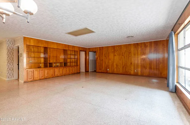 $290,000 | 905 Loreauville Road, New Iberia, LA 70563