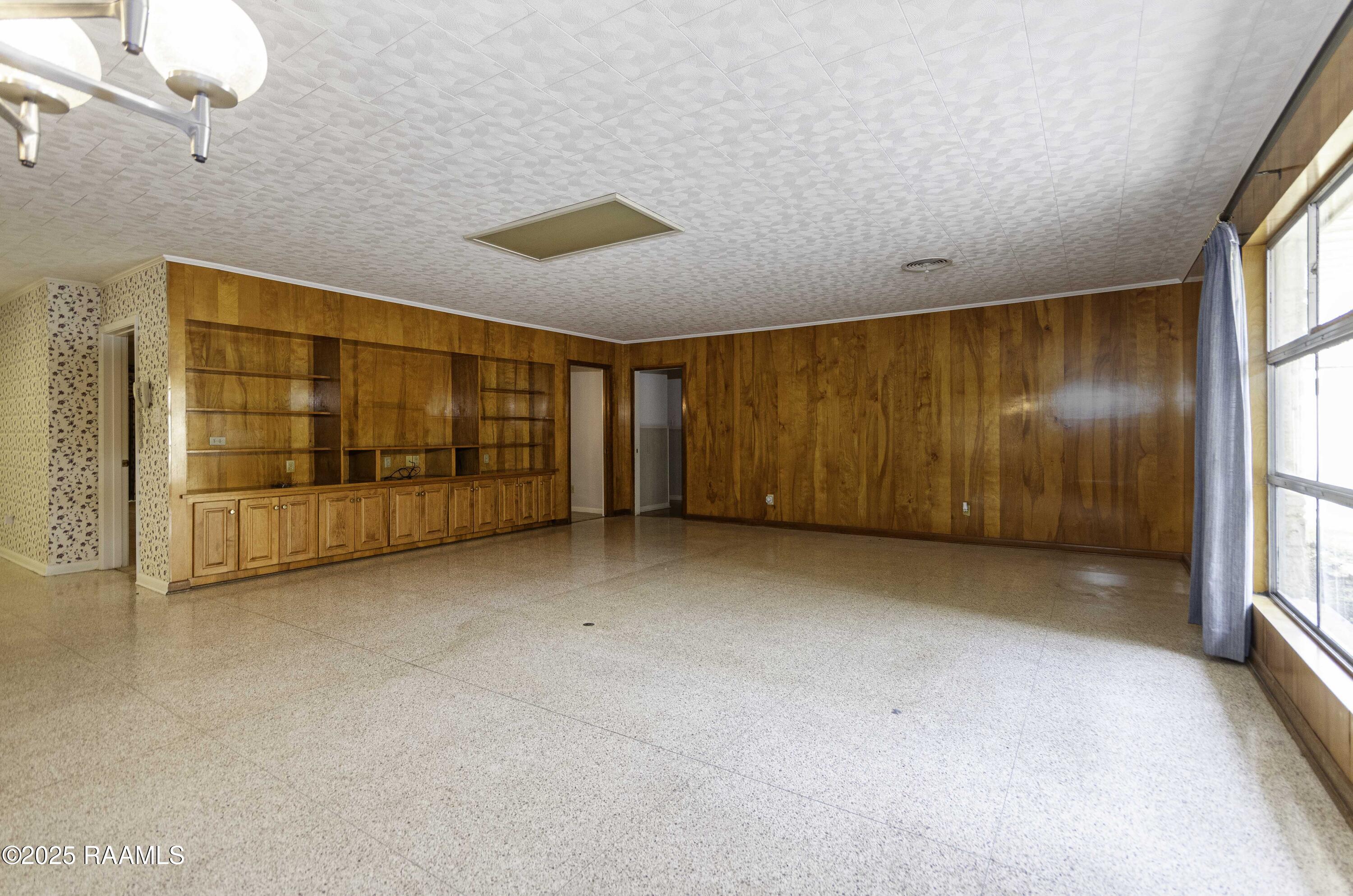 905 Loreauville Road New Iberia, LA 70563 - Photo 20 of 50 Family Room 2