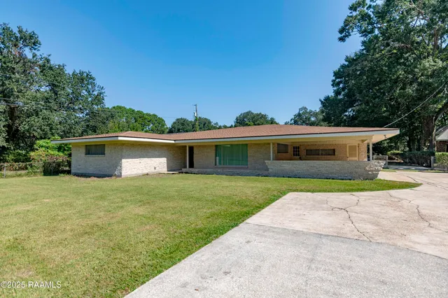 $290,000 | 905 Loreauville Road, New Iberia, LA 70563