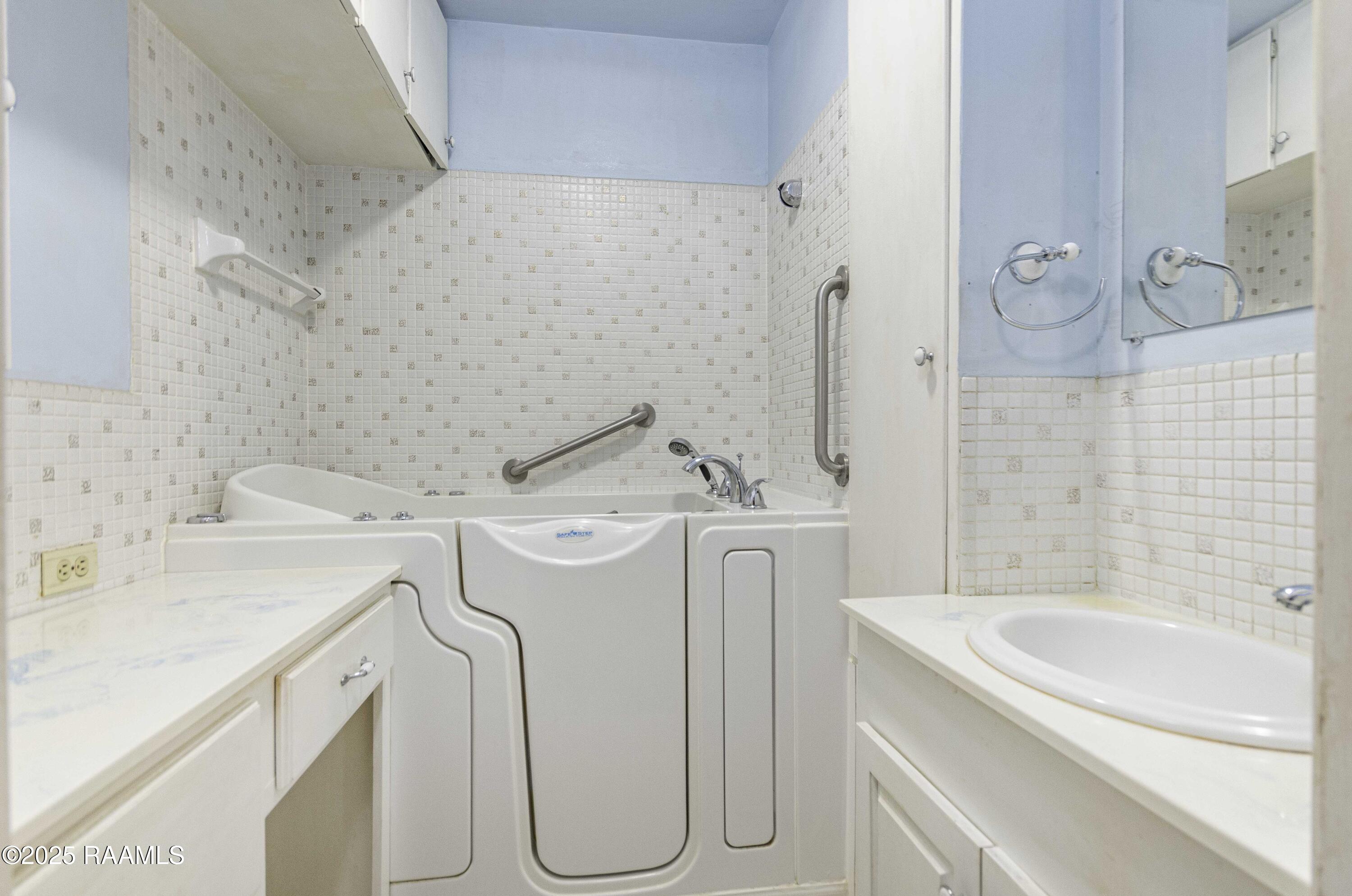 905 Loreauville Road New Iberia, LA 70563 - Photo 27 of 50 Master Bath 1