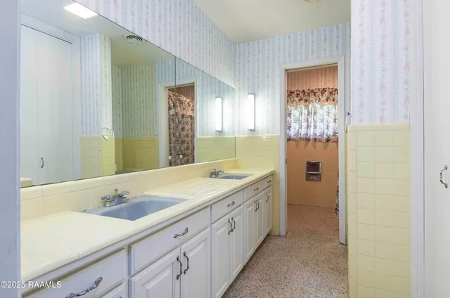 $290,000 | 905 Loreauville Road, New Iberia, LA 70563