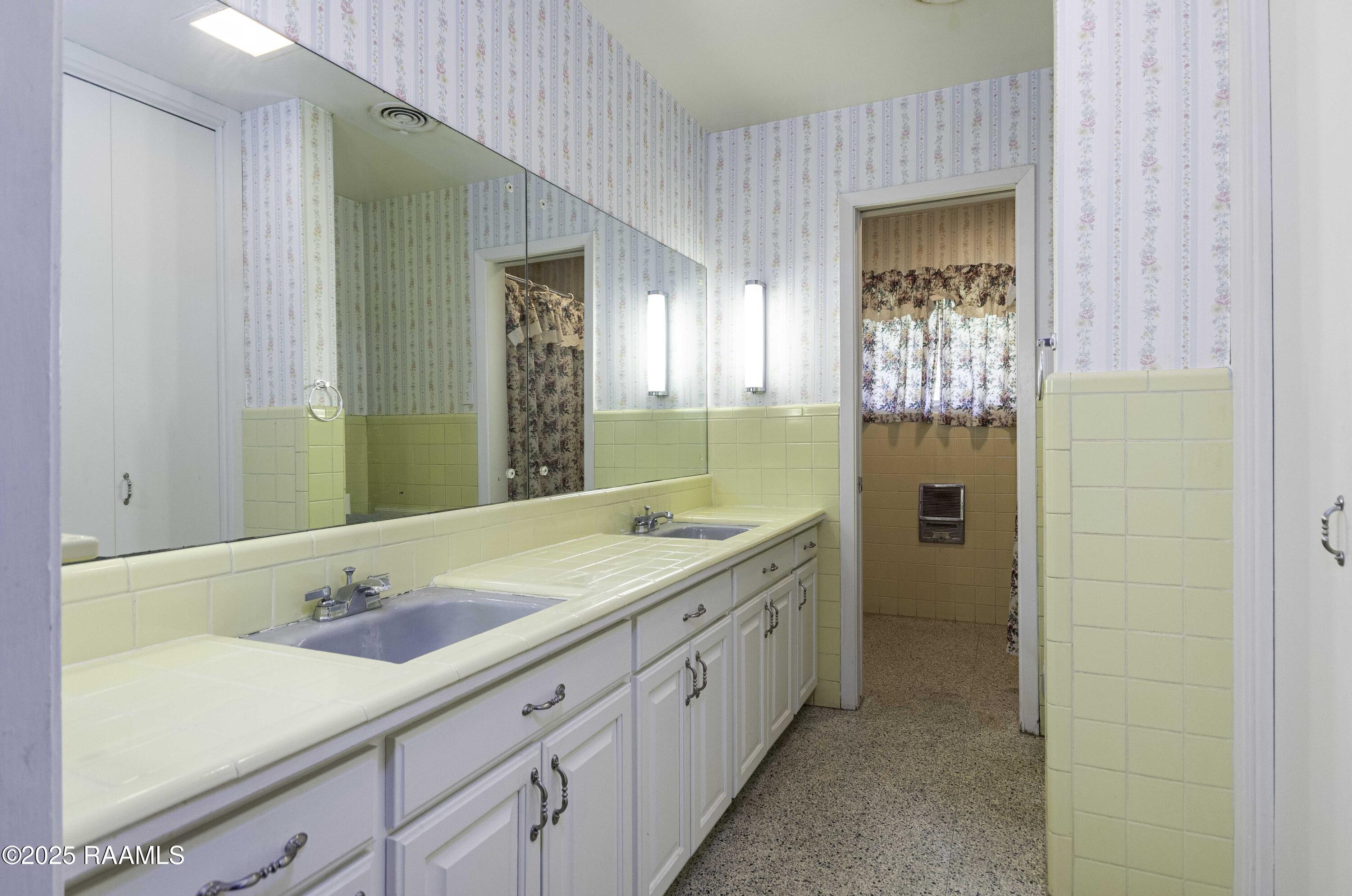 905 Loreauville Road New Iberia, LA 70563 - Photo 28 of 50 Guest Bath 1