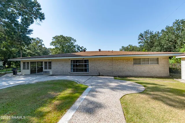 $290,000 | 905 Loreauville Road, New Iberia, LA 70563