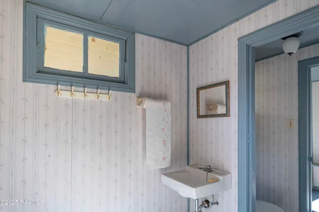 $290,000 | 905 Loreauville Road, New Iberia, LA 70563