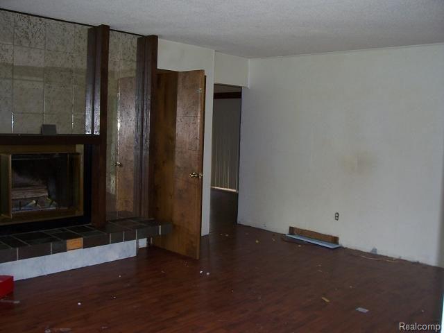 4483 Crosby Road Flint, MI 48506 - Photo 8 of 12 Living Room