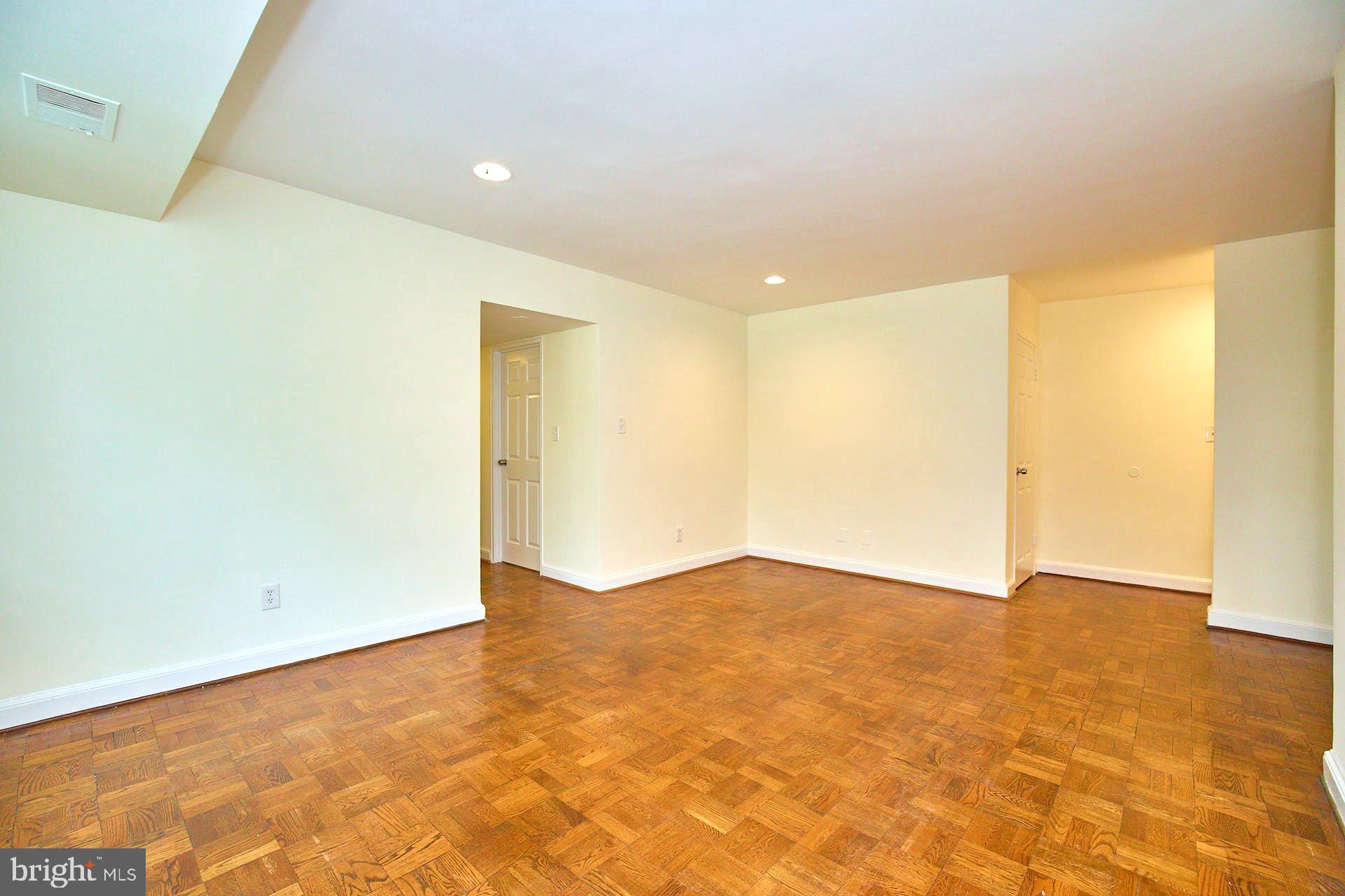 1322 Fort Myer Drive, Unit 914 Arlington, VA 22209 - Photo 5 of 31 Living Area leads to bedroom side