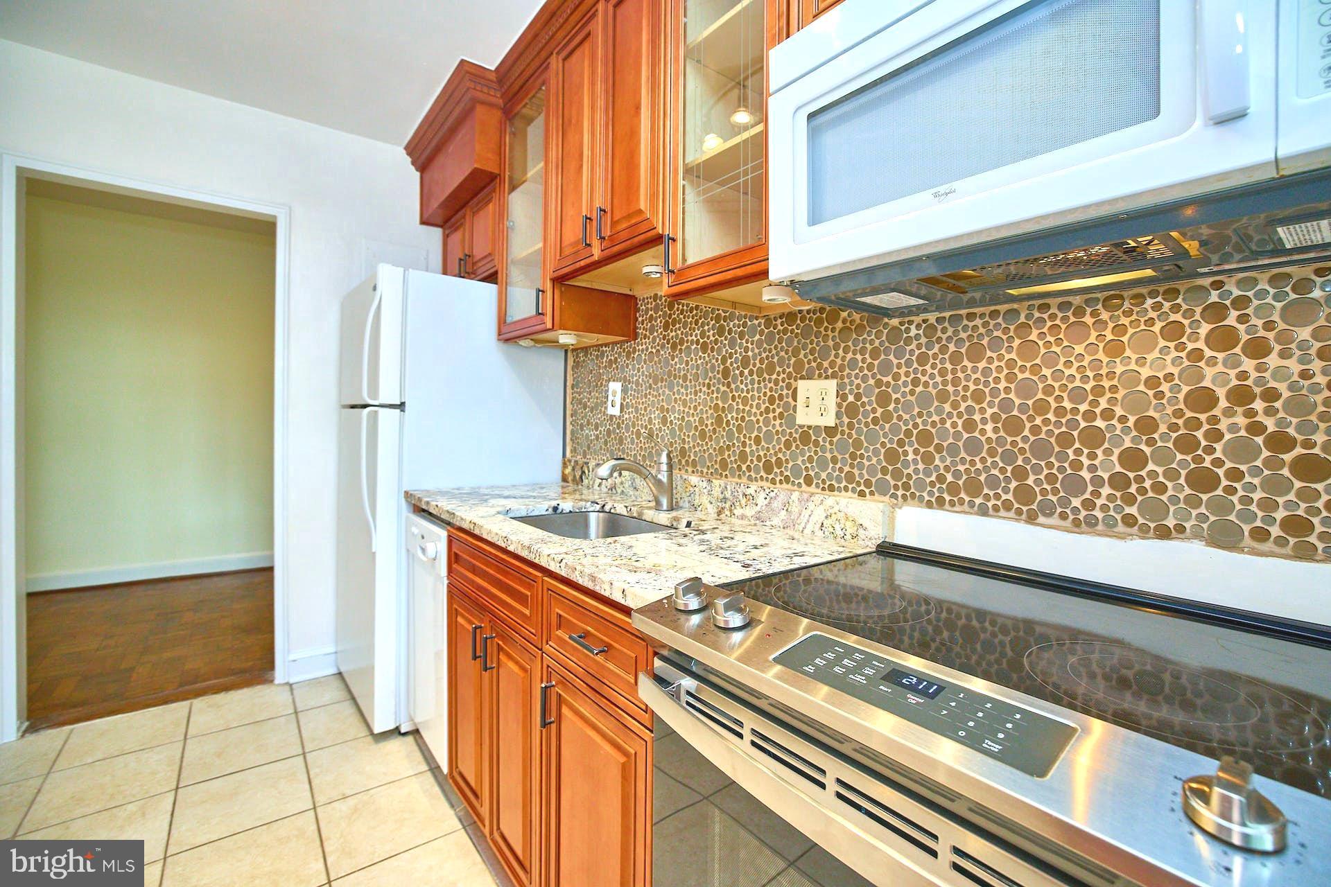 1322 Fort Myer Drive, Unit 914 Arlington, VA 22209 - Photo 8 of 31 Beautifully remodeled Kitchen