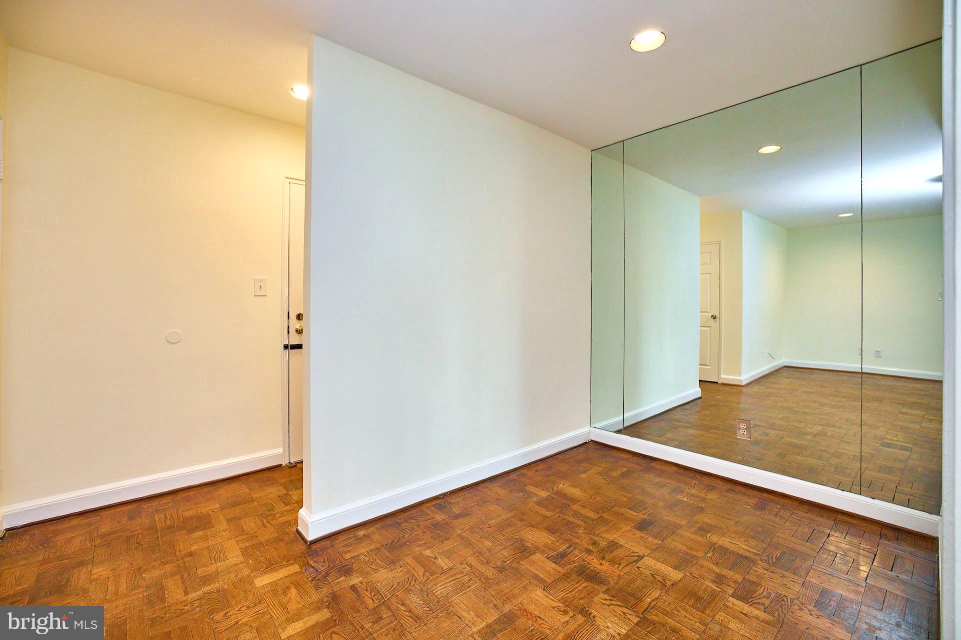 1322 Fort Myer Drive, Unit 914 Arlington, VA 22209 - Photo 10 of 31 Dining Area