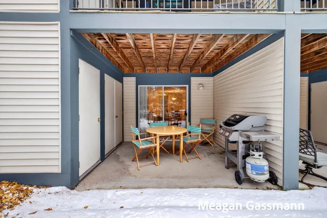 $214,900 | 18400 North Ridge Court, Unit 8, Spring Lake, MI 49456