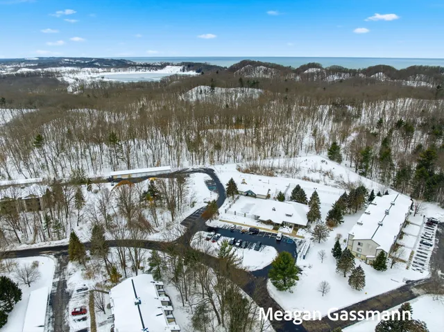 $214,900 | 18400 North Ridge Court, Unit 8, Spring Lake, MI 49456