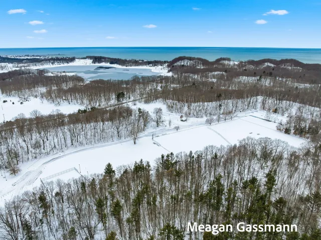 $214,900 | 18400 North Ridge Court, Unit 8, Spring Lake, MI 49456