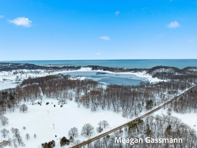 $214,900 | 18400 North Ridge Court, Unit 8, Spring Lake, MI 49456