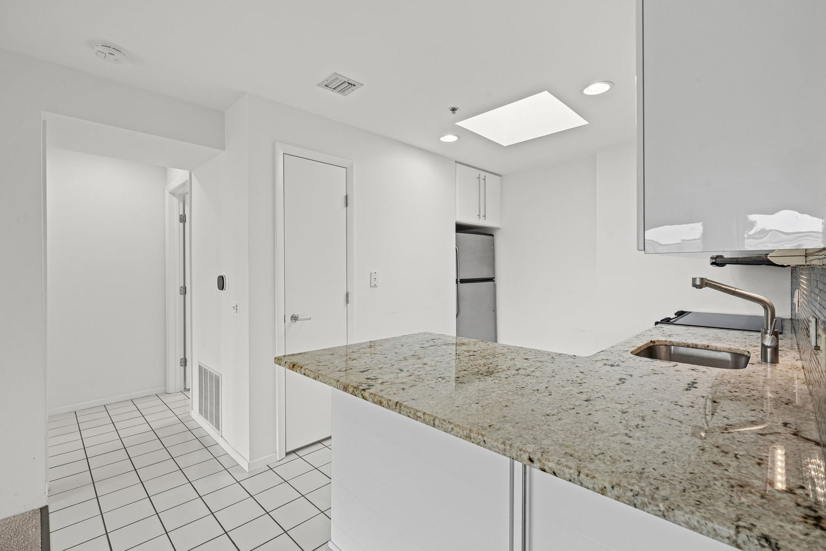 382 Kelburn Road, Unit 321 Deerfield, IL 60015 - Photo 6 of 17 Gallery Image 6
