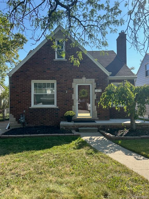 1809 Roslyn Road Grosse Pointe Woods, MI 48236 - Photo 1 of 15 Gallery Image 1