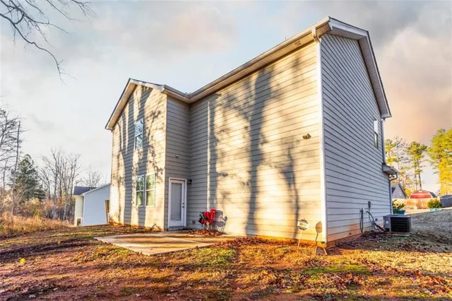 a view of a yard of the house