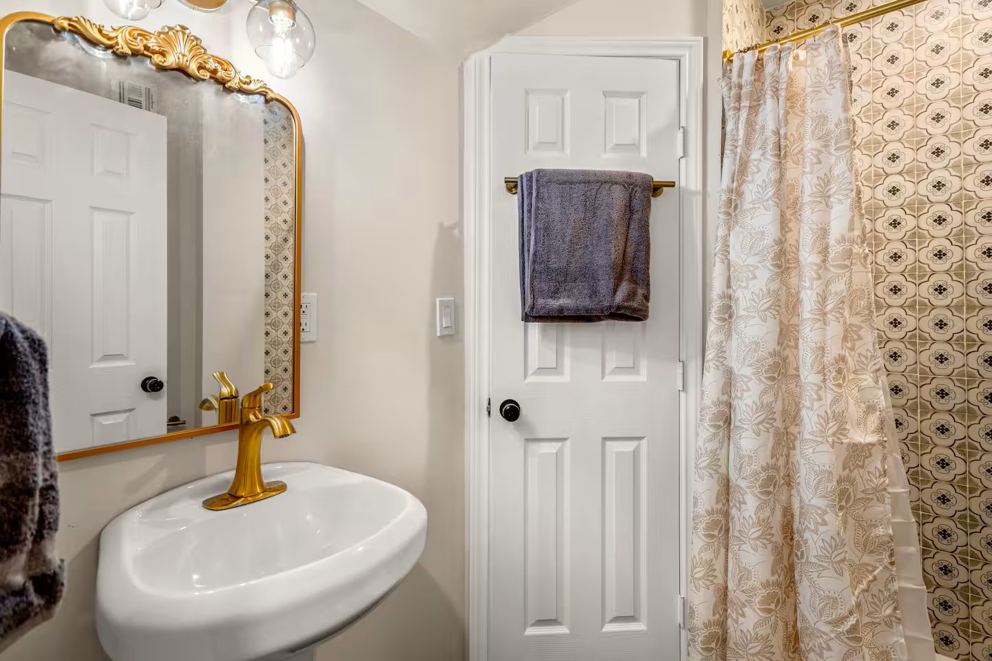 3741 Charleston Street Houston, TX 77021 - Photo 23 of 37 Bath 2 is a shared bathroom on the 1st floor.