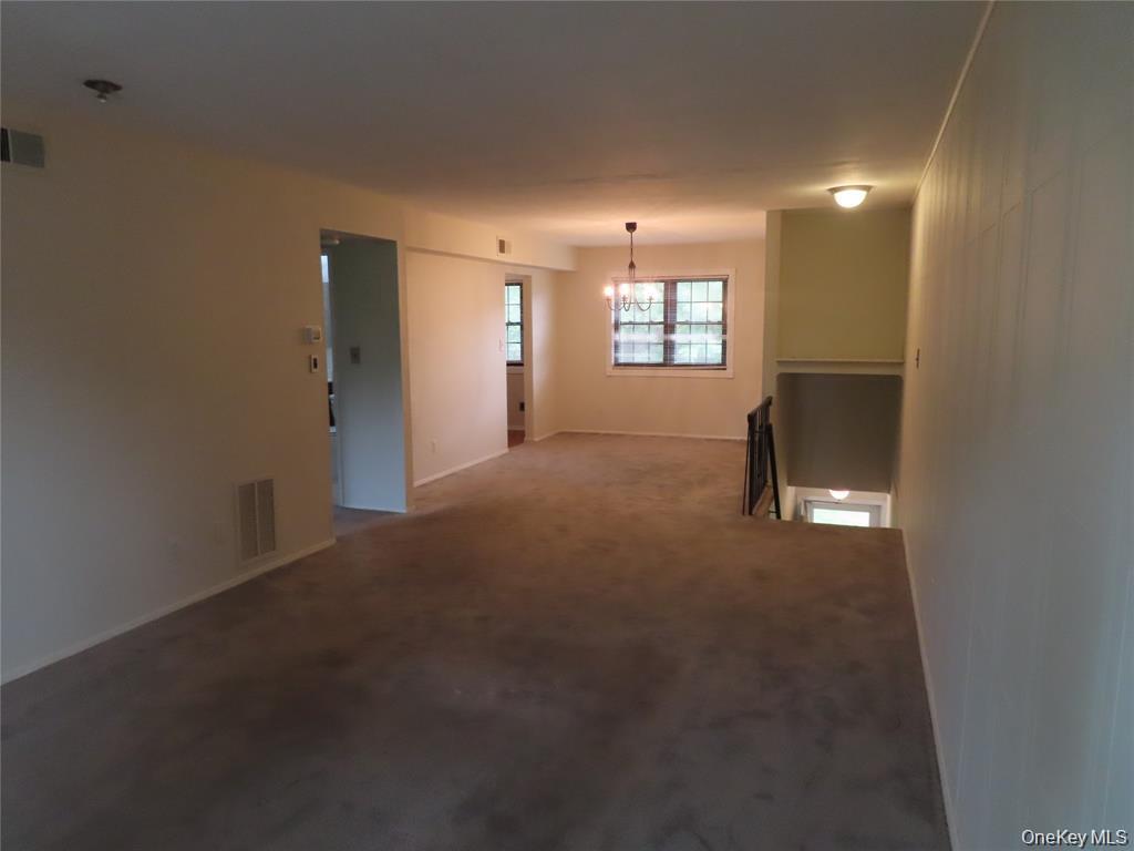 103 Mariners Way Copiague, NY 11726 - Photo 4 of 10