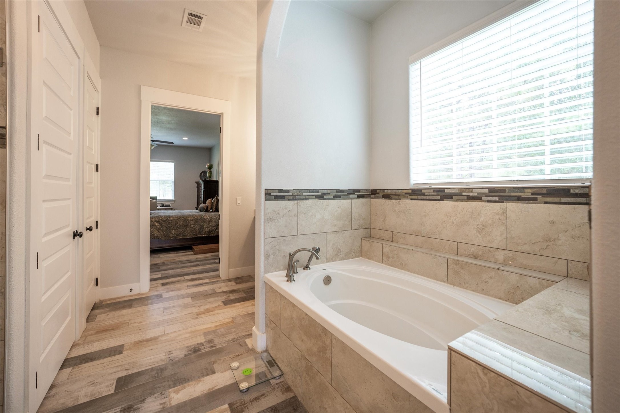 1022 Fm 1696 Road West Huntsville, TX 77320 - Photo 23 of 50 Expansive bathroom with large soaking tub