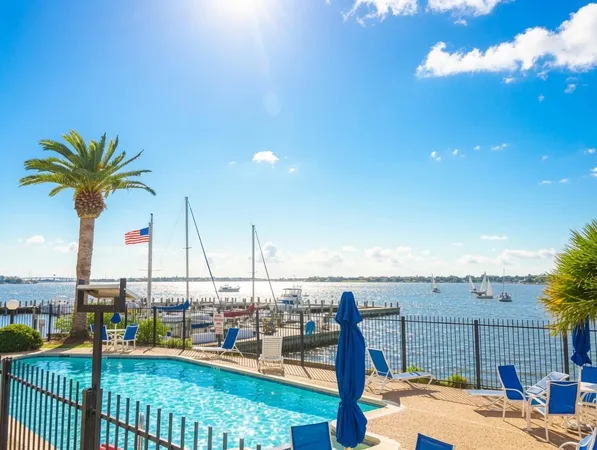$180,000 | 201 Yacht Club Lane, Unit 201, Seabrook, TX 77586