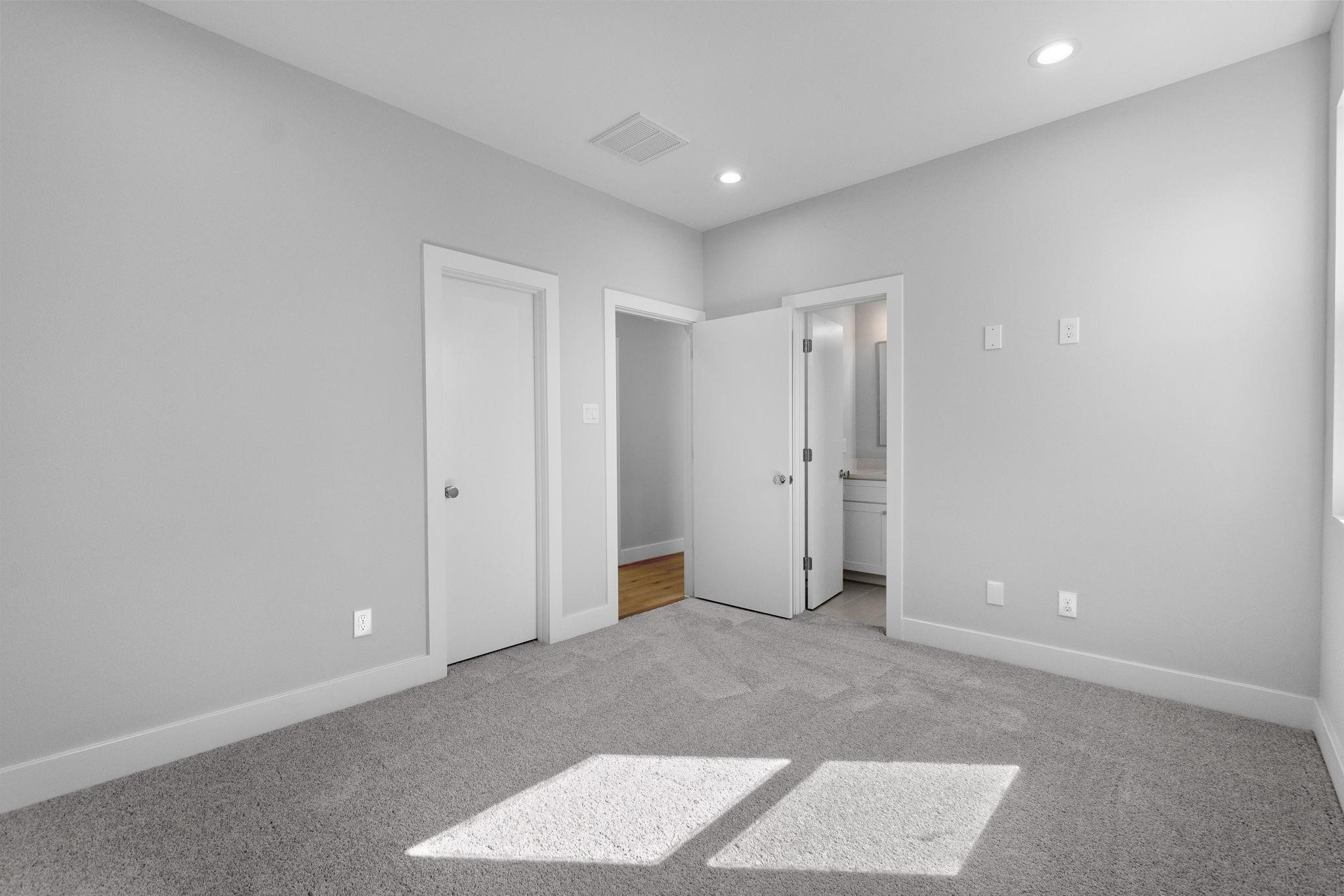 903 Quitman Street, Unit B Houston, TX 77009 - Photo 14 of 23 Versatile bedroom with ample space, neutral tones and private bathroom ideal for guests, office, or additional living. Located on 3rd floor.
