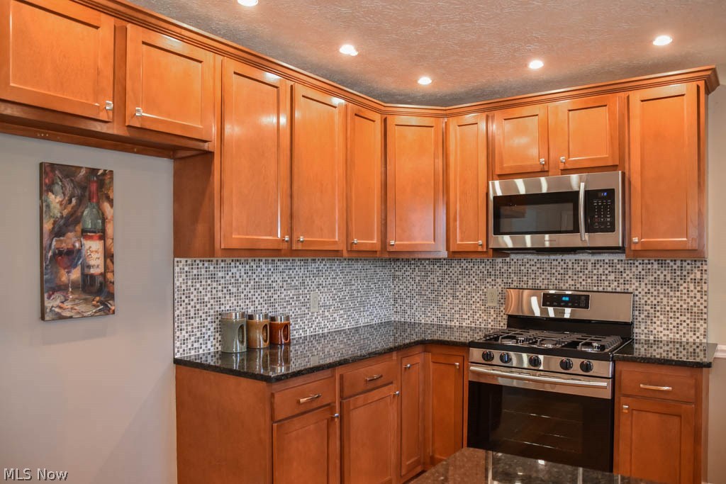 4612 Venus Road Uniontown, OH 44685 - Photo 5 of 21 Brand new cabinets and tile backsplash!