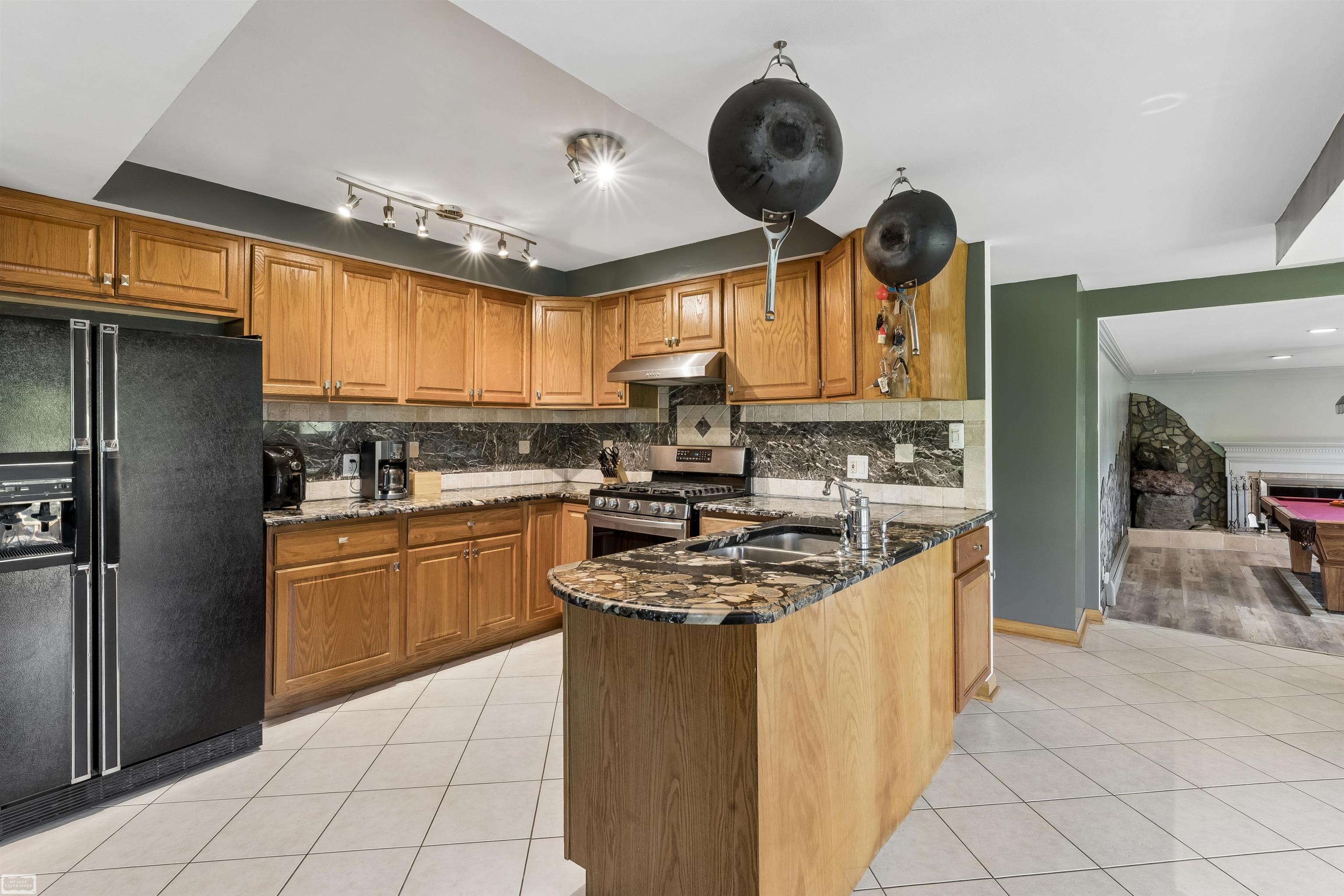 28697 South River Road Harrison Township, MI 48045 - Photo 16 of 41